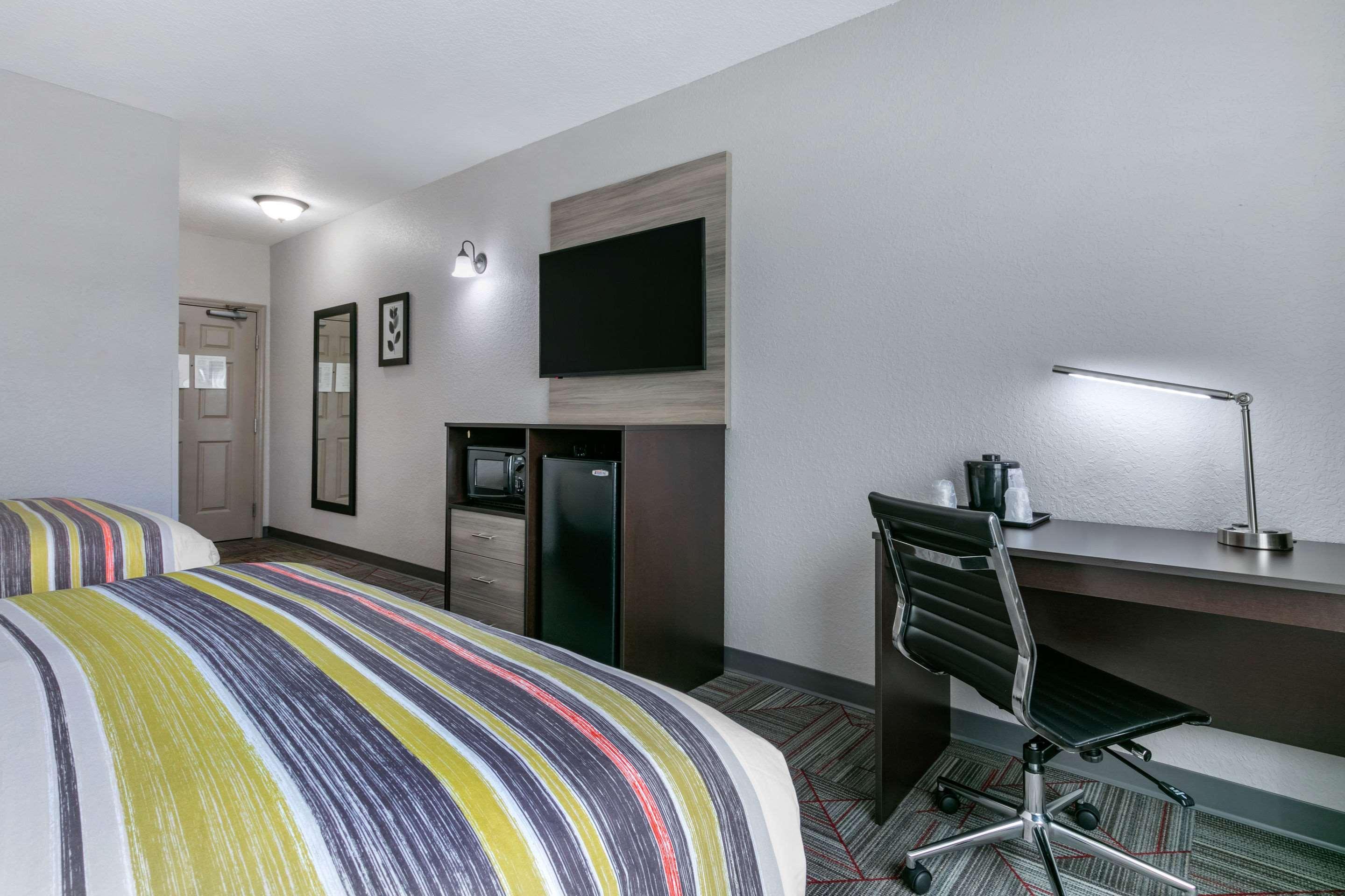 Clarion Pointe Columbus-Bradley Park Hotel Buitenkant foto