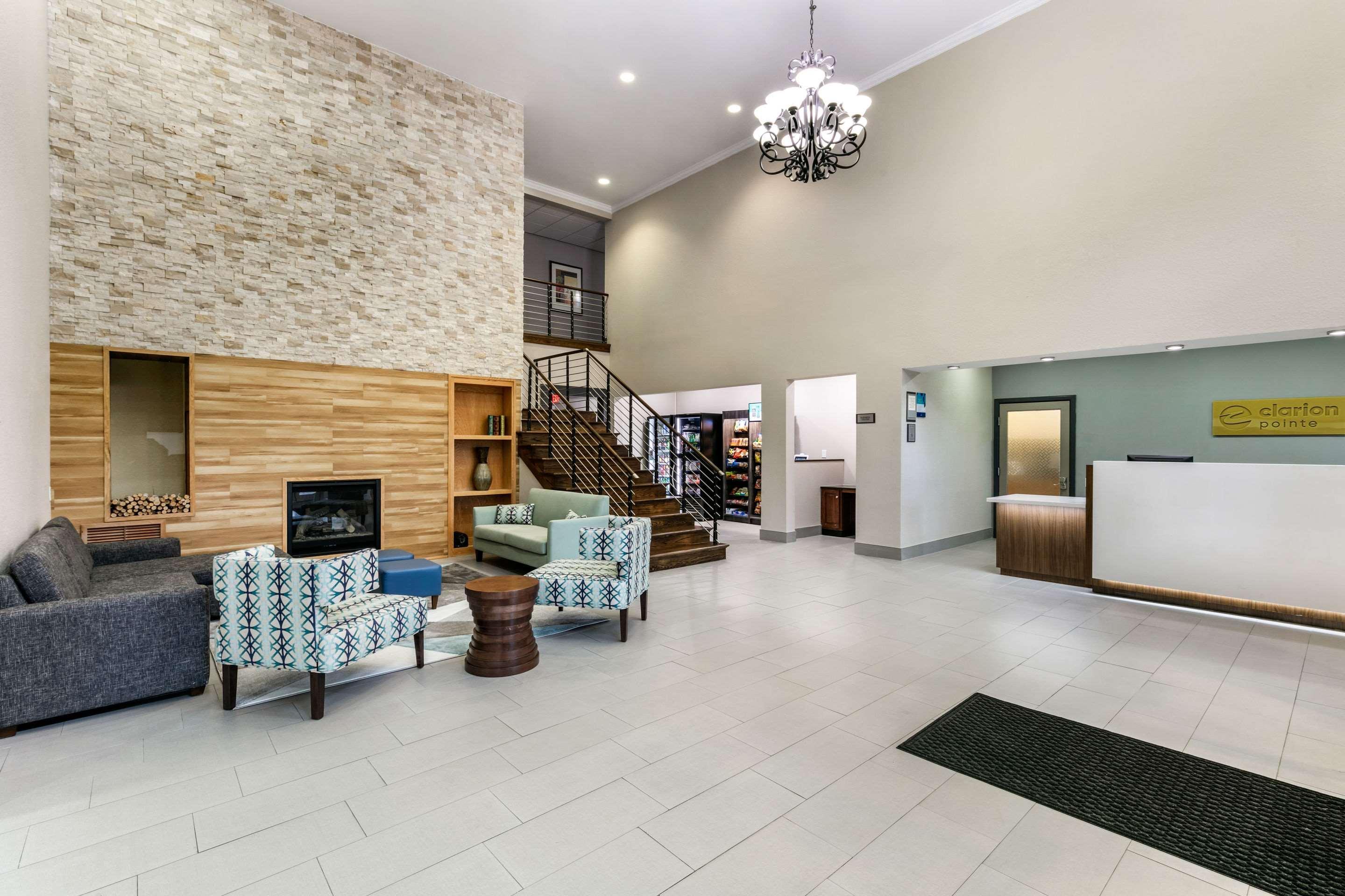 Clarion Pointe Columbus-Bradley Park Hotel Buitenkant foto
