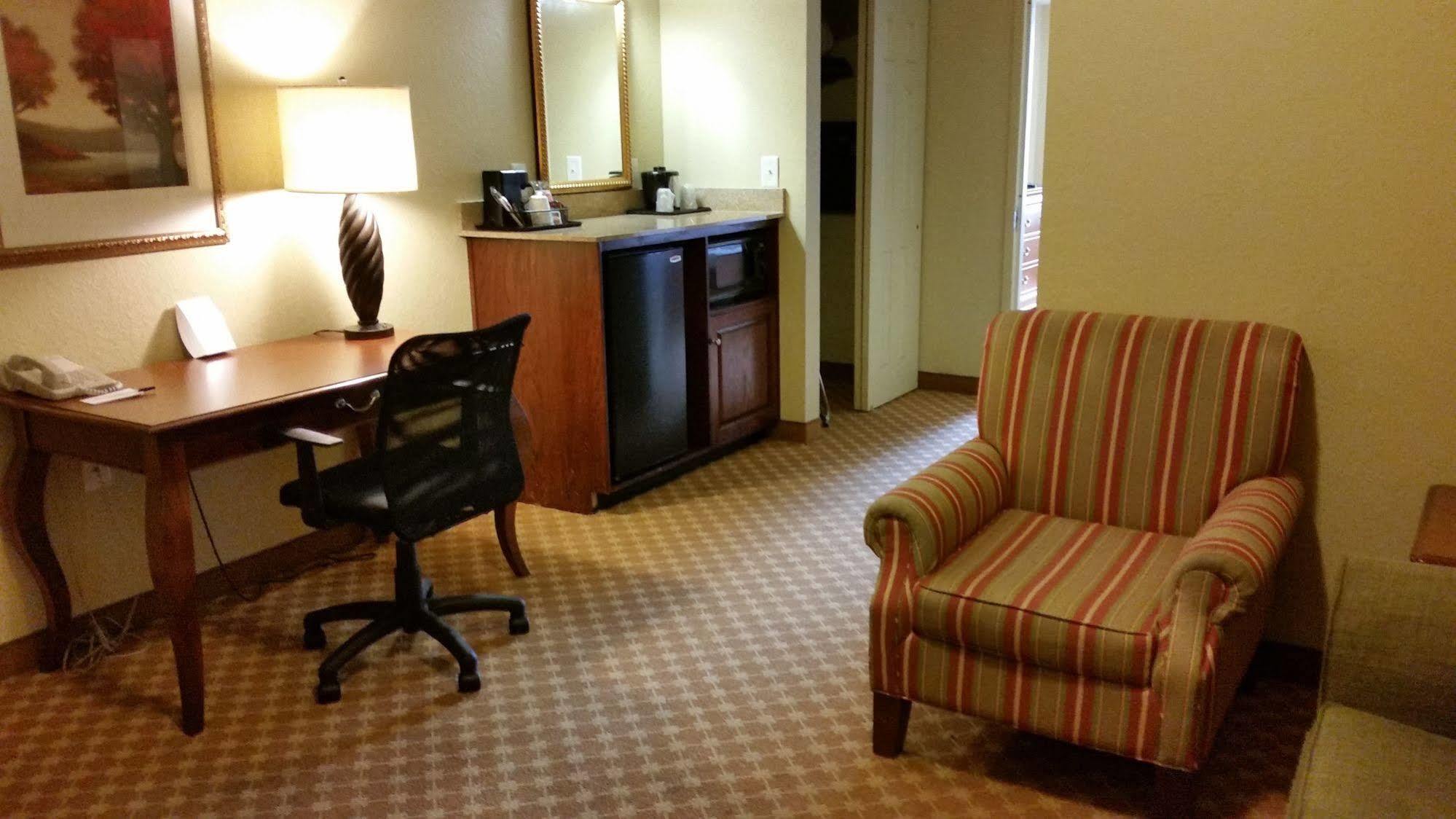 Clarion Pointe Columbus-Bradley Park Hotel Buitenkant foto