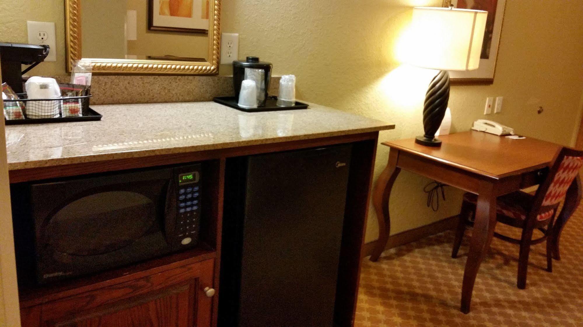 Clarion Pointe Columbus-Bradley Park Hotel Buitenkant foto