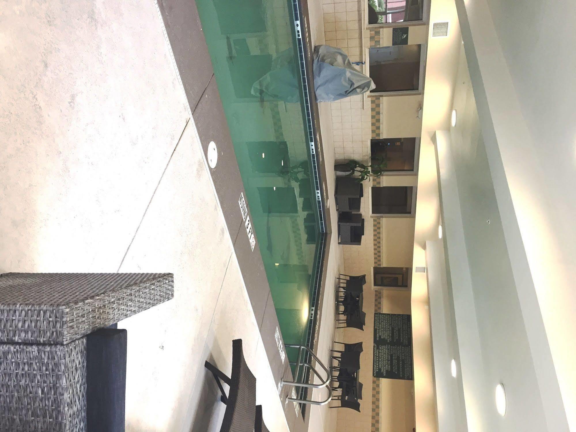 Clarion Pointe Columbus-Bradley Park Hotel Buitenkant foto