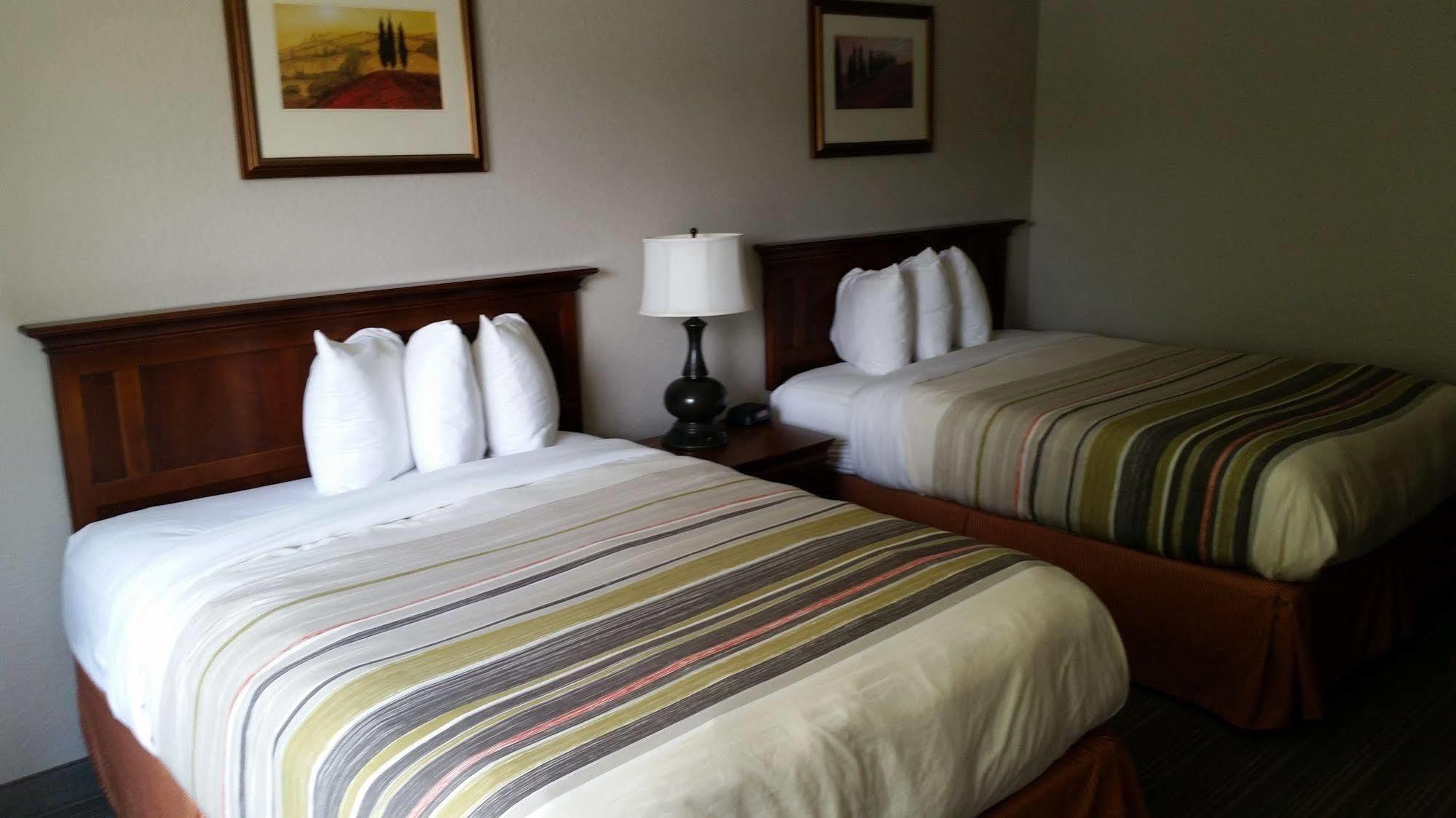 Clarion Pointe Columbus-Bradley Park Hotel Buitenkant foto