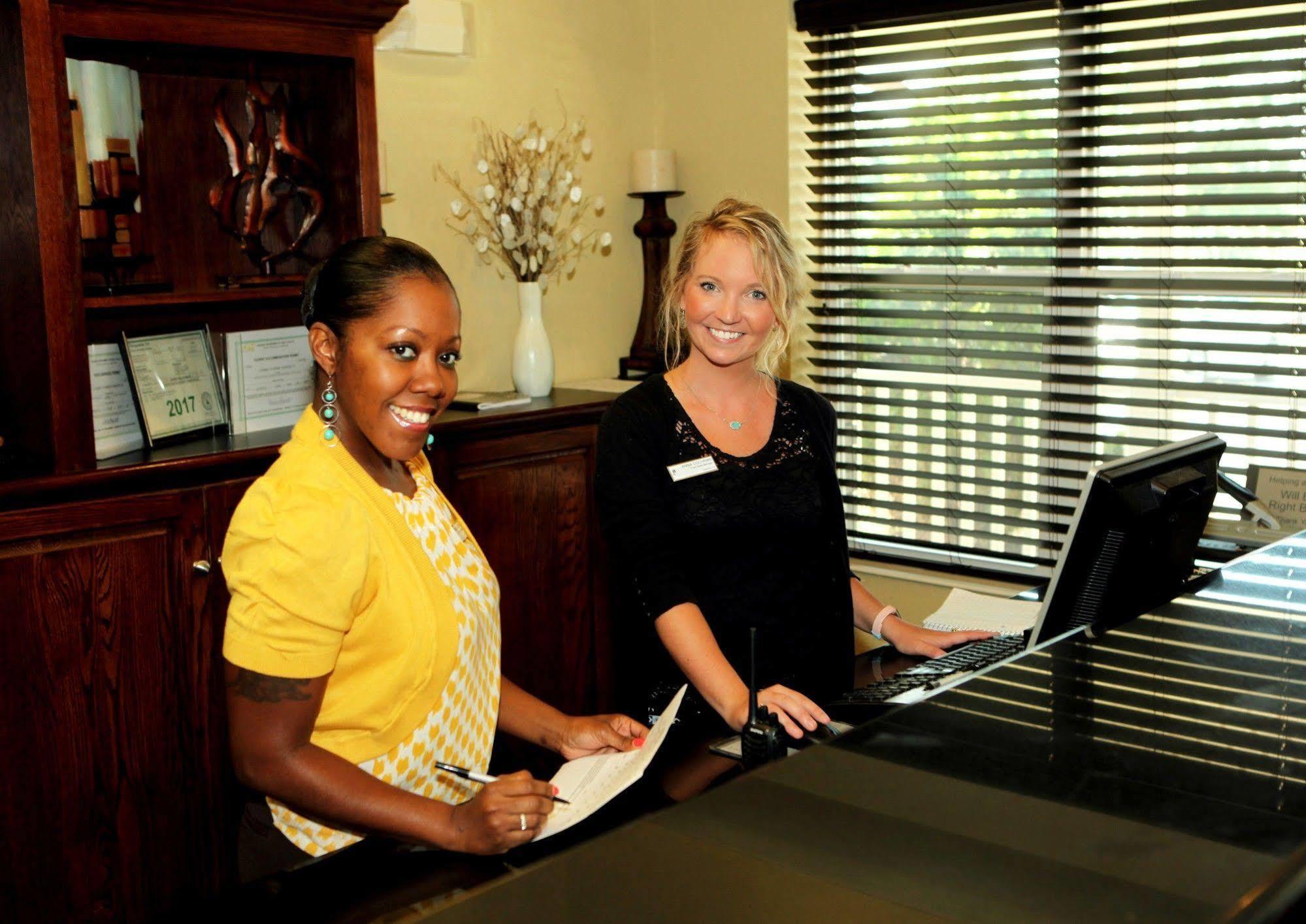 Clarion Pointe Columbus-Bradley Park Hotel Buitenkant foto
